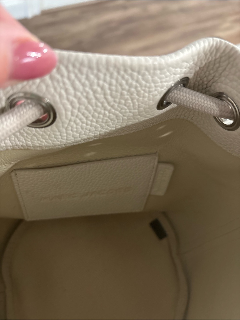 Marc Jacobs Cream Pebbled Leather Drawstring Bucket Bag - Picture 4 of 6
